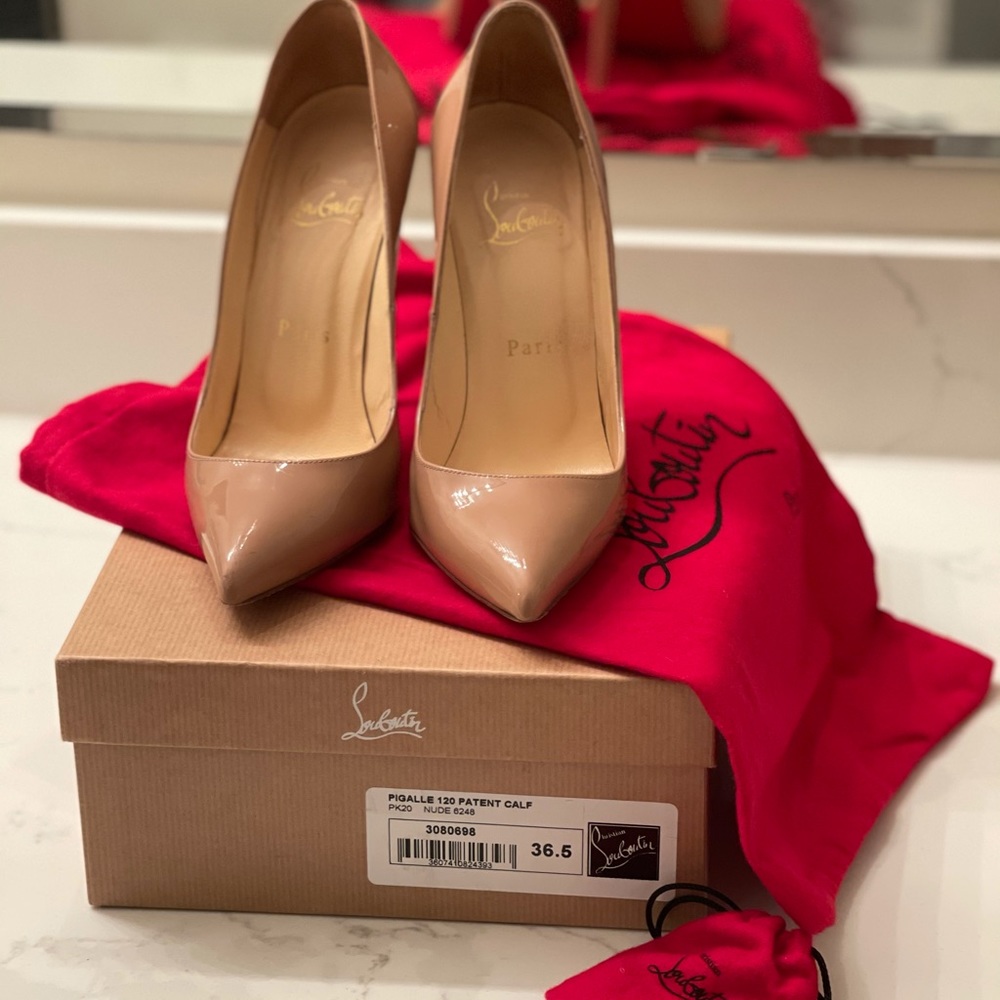 CHRISTIAN LOUBOUTIN
Nude Patent Pigalle Follies Heals